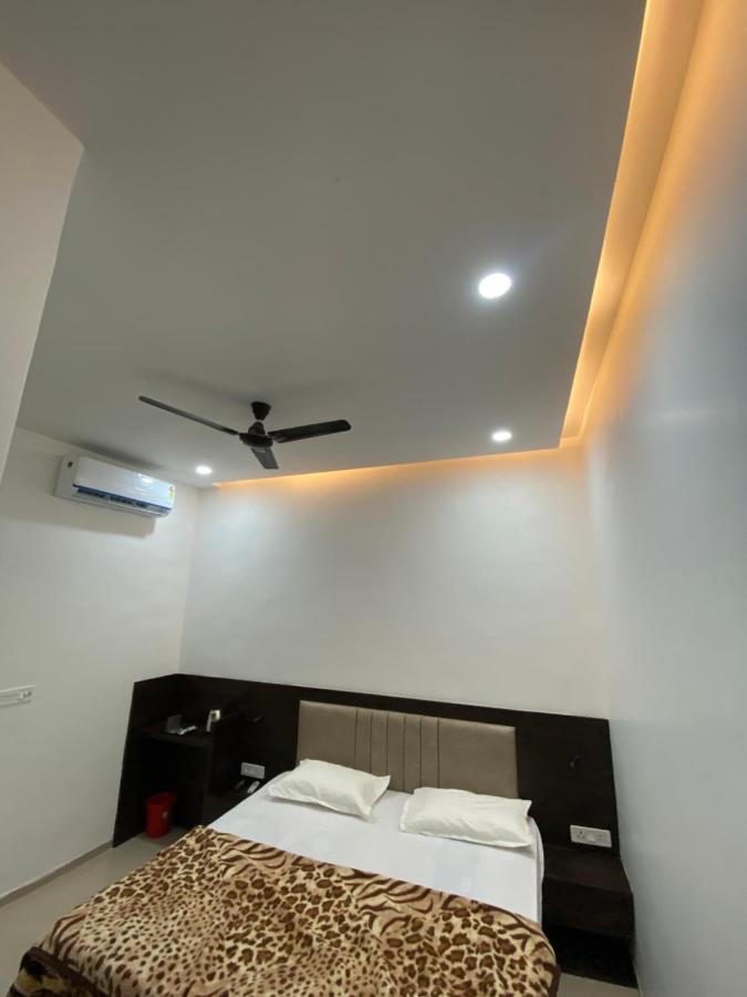 Solitaire Gardens Near Airport لاكناو المظهر الخارجي الصورة