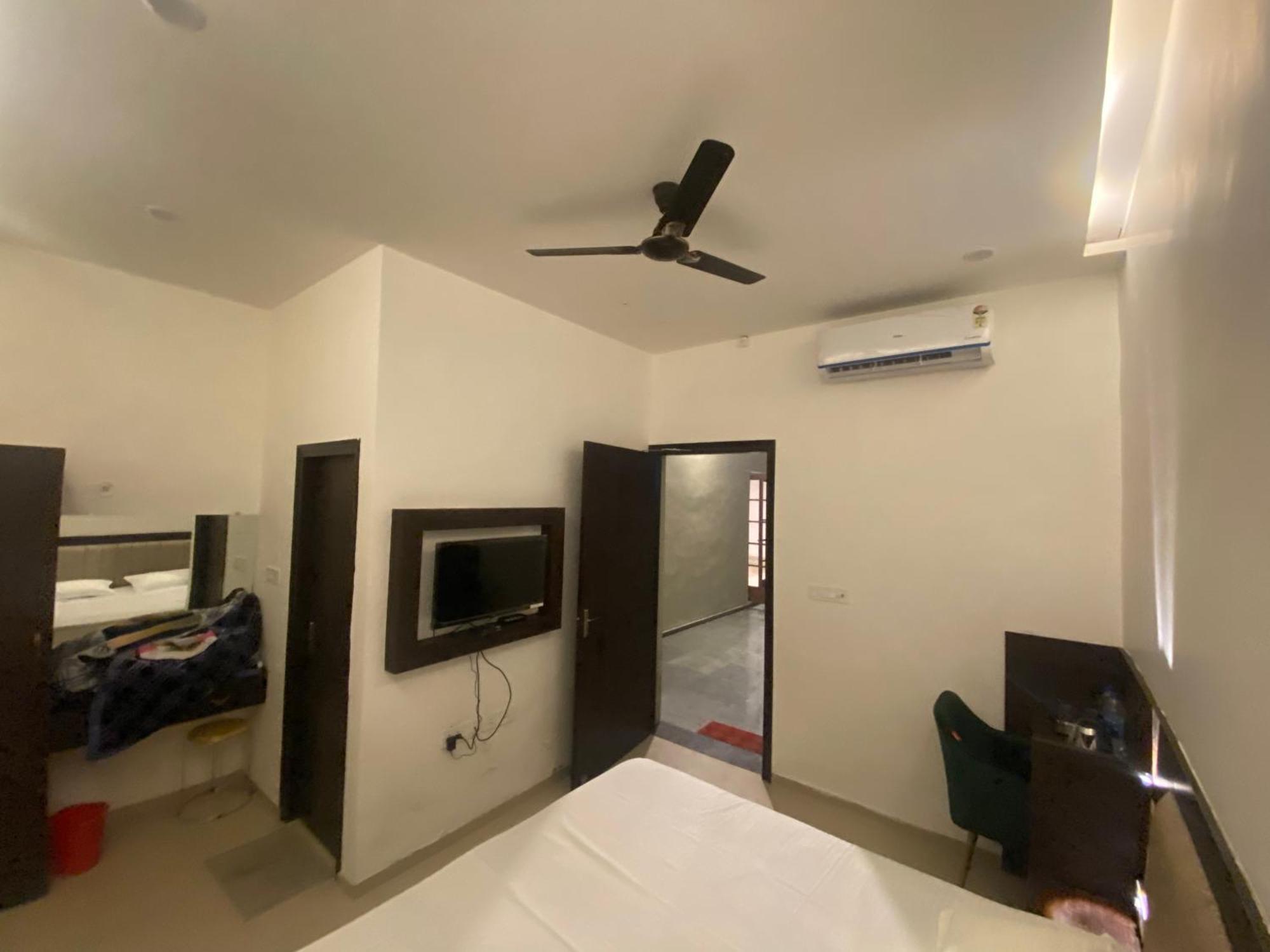 Solitaire Gardens Near Airport لاكناو المظهر الخارجي الصورة